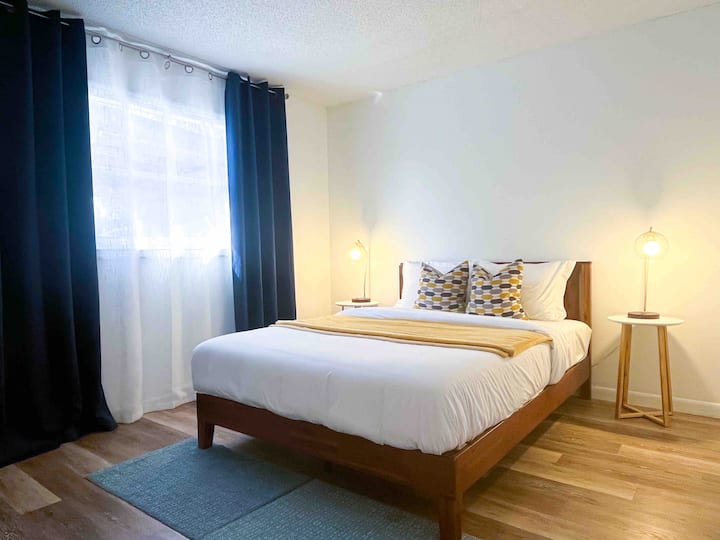 חדר שינה זוגי עם נוף לבריכה