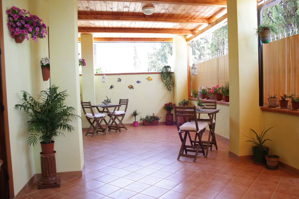 veranda in stile sicily con fiori e piante aromatiche
