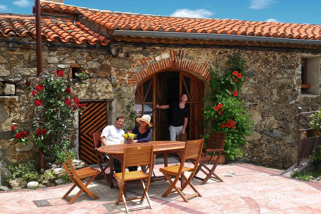 terrasse à l'entrée du gîte
#gitepyreneesorientales #giteroussillon #gite66#gitefenouillèdes #locationpyreneesorientales #locationroussillon #location66 #bookingfrance #bookingpyrenees #felluns #bookingroussillon #bookingnicecottage