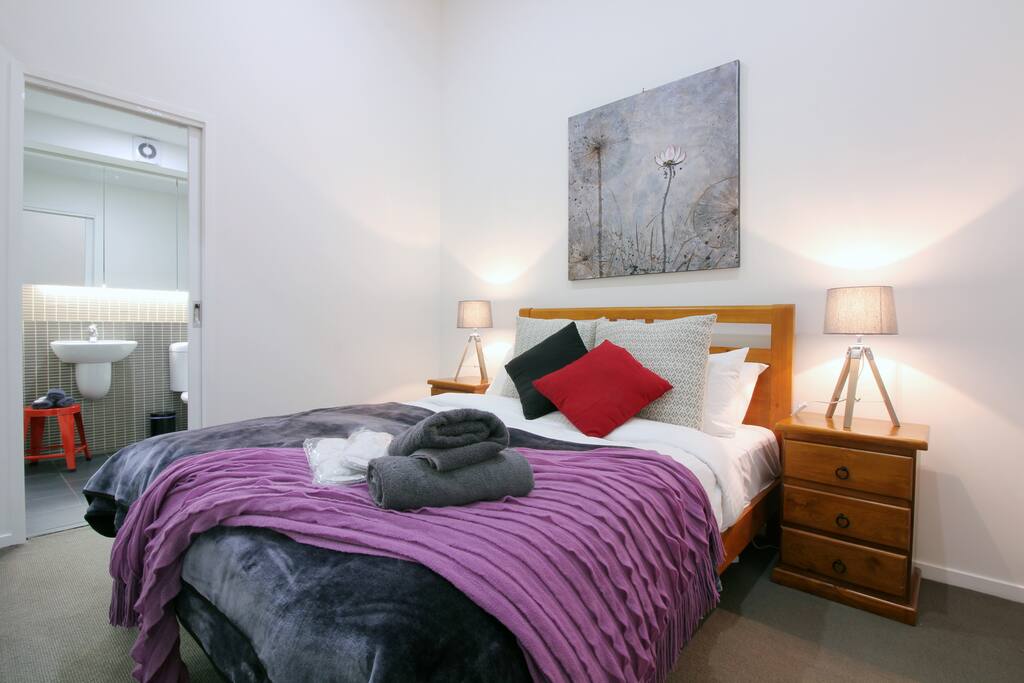 Queen Bedroom with ensuite access