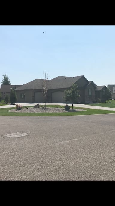 Large circular driveway, 3 car garage