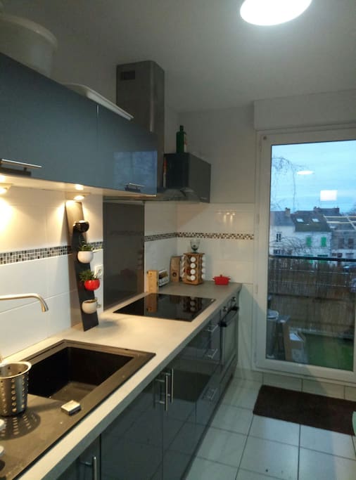 Cuisine équipé four, induction frigo, micro ondes