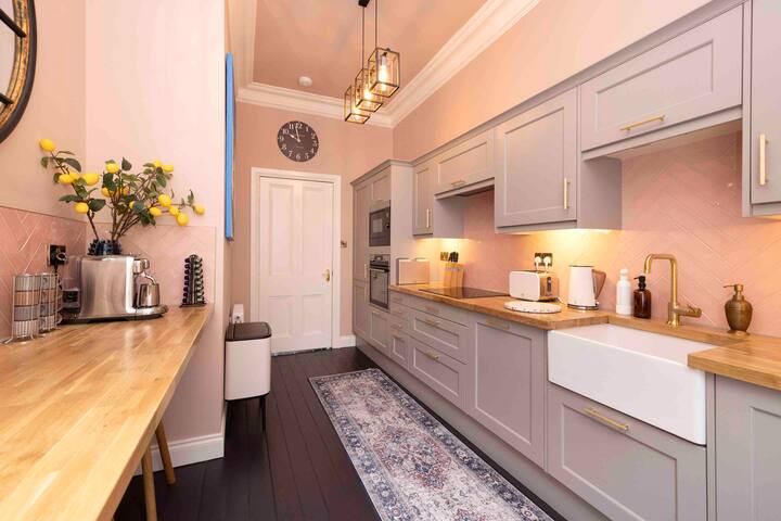 Luxury Old Town Flat on Iconic Cockburn Street gallery image 4