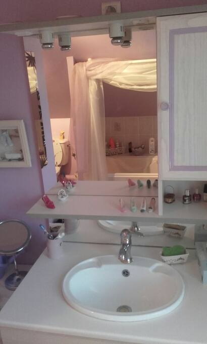 Salle de bain du haut avec baignoire