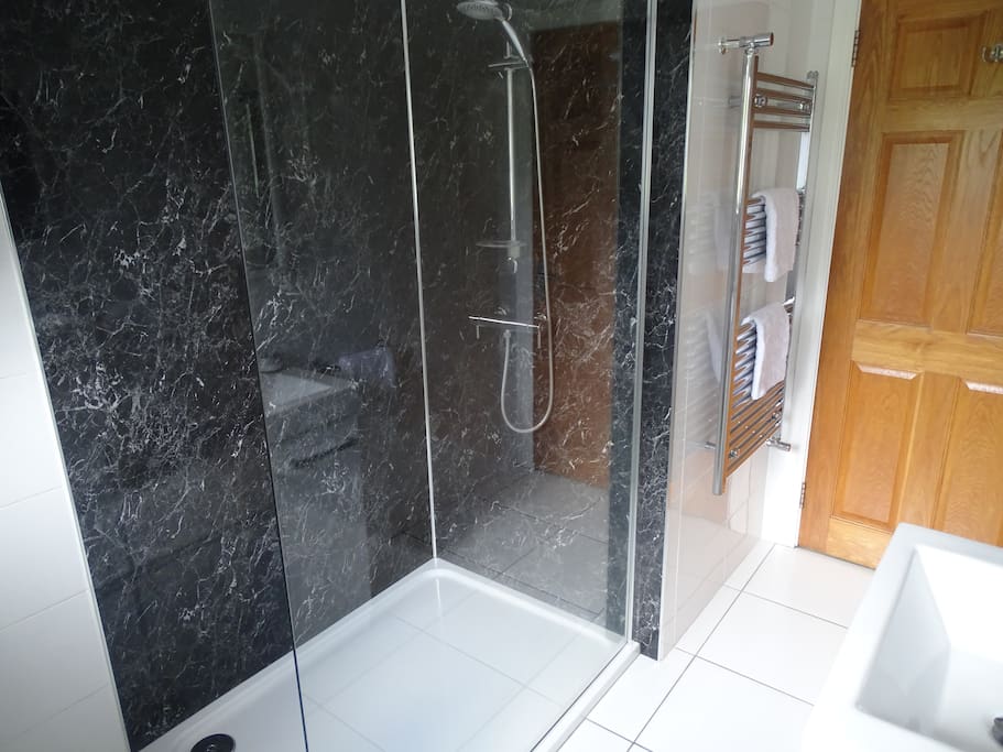 Large modern private bathroom with walk in shower. Shampoo, body wash, hairdryer and fresh towels included.
