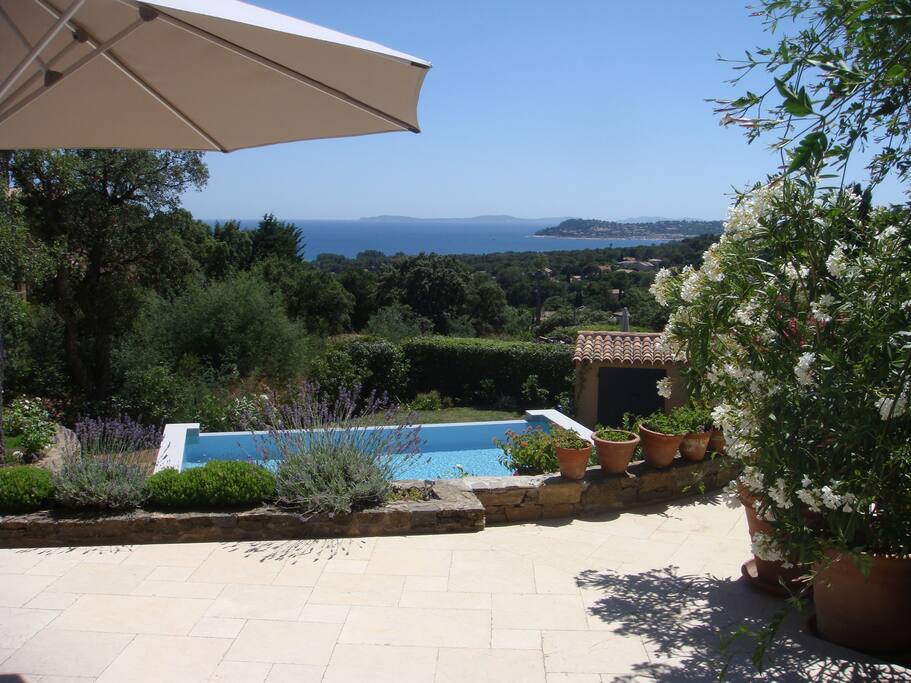 Vue sur les îles d'or depuis la terrasse plein sud