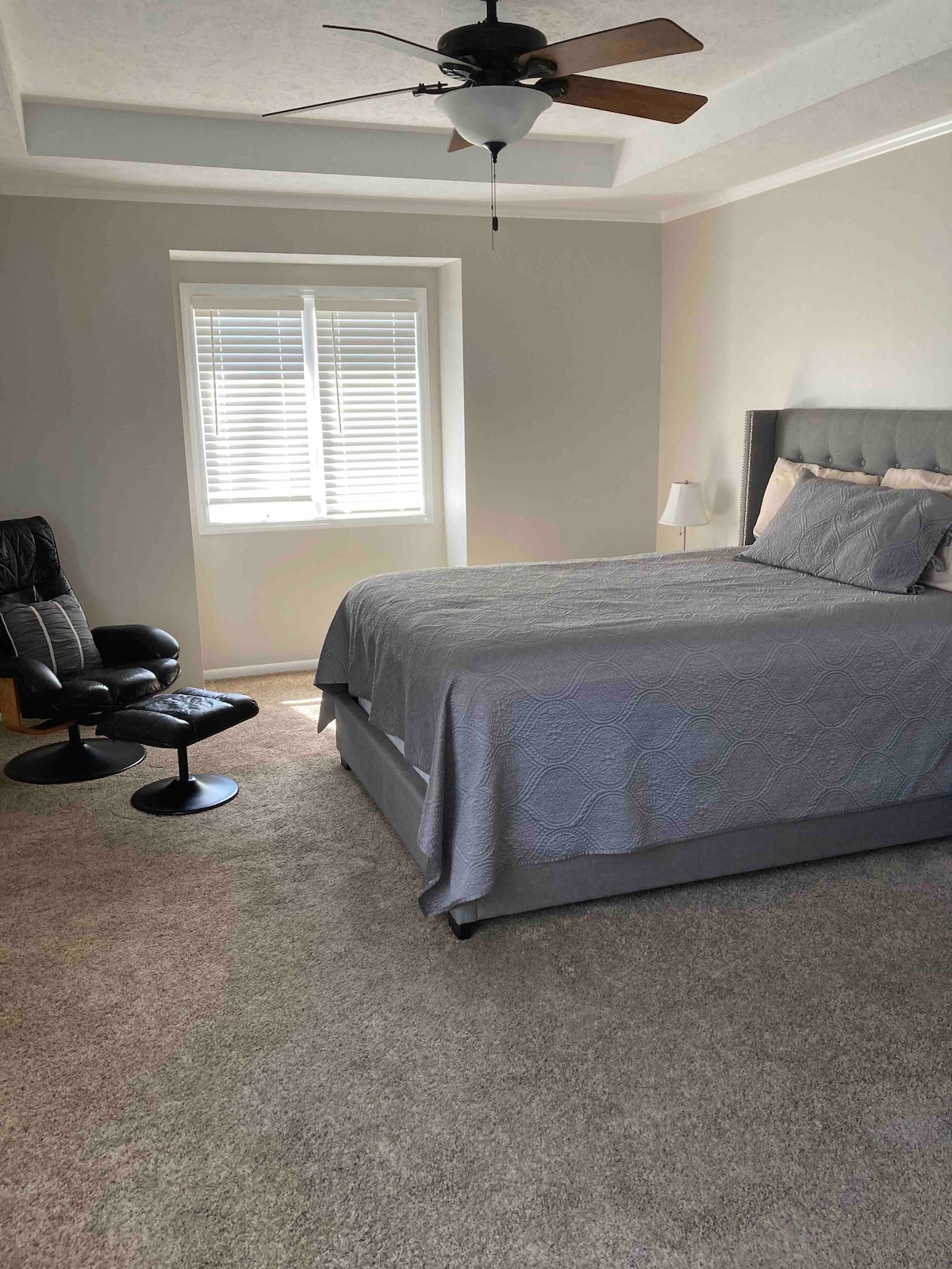 Dormitorio principal con cama tamaño queen y vestidor.