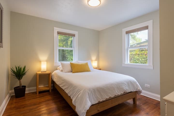 标准双人床卧室# 1