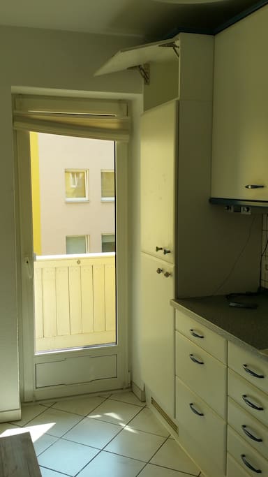 Kueche mit kleinem Hinterhofbalkon