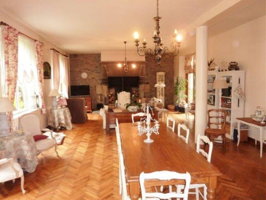 Salle à manger pour les petits déjeuners très spacieuse avec sa table familiale.☕️