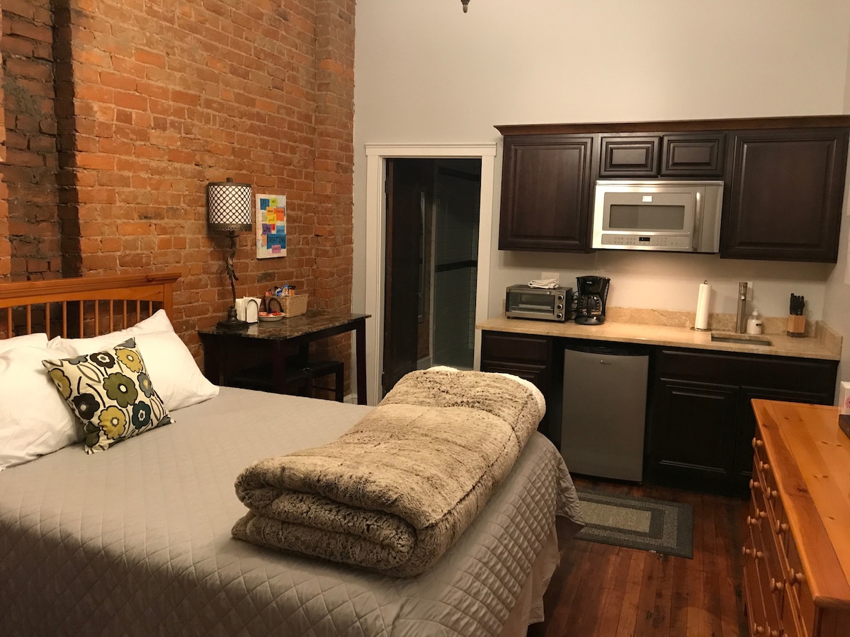 Მინი-სამზარეულო მიკროტალღური ღუმელით, ტოსტერის ღუმელით და მაცივრით