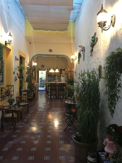 Habitación ubicada en casa estilo colonial mexicano en Centro Histórico de Querétaro.