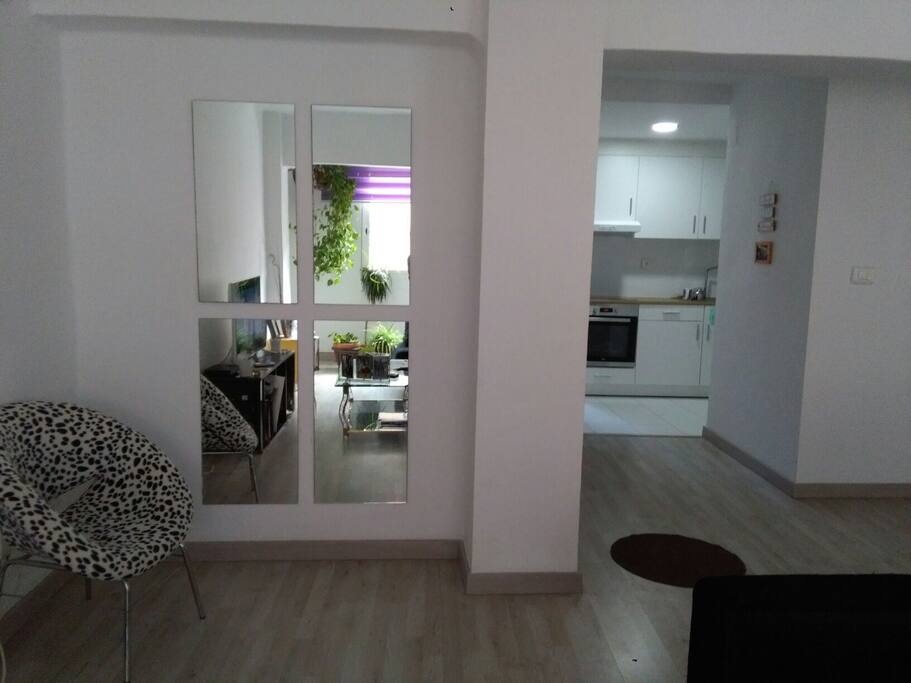 Cocina abierta comunicada con sala y comedor