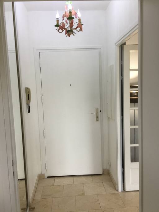 Entree de l'appartement avec penderie
