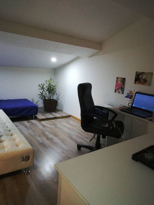 Petit bureau avec WiFi à disposition