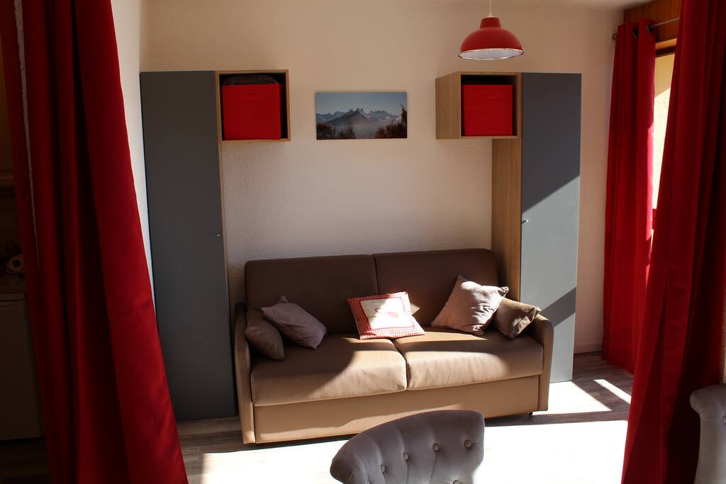 Chambre équipée d'un Canapé-lit Type Rapido - Grand Confort ouverture facile et rangements -