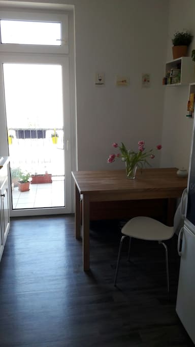 die Küche mit Balkon