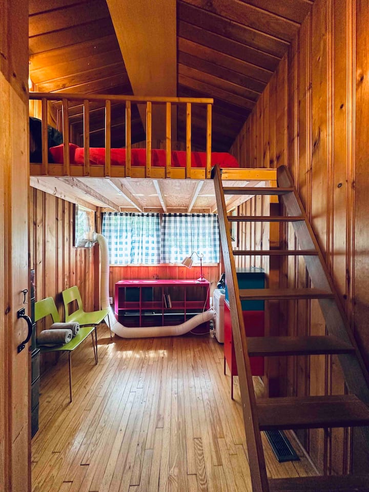 غرفة نوم بسرير علوي علوي بغرفتي نوم