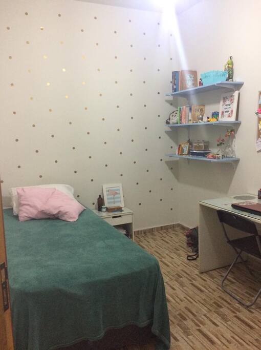 Quarto 2 - Cama de solteiro e mesa de estudos.