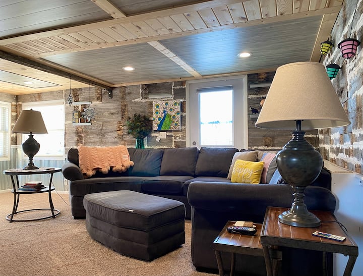 Lamppost 15 🏠 No Fee To Clean 🧹 Peachy Keen 😎 - North Dakota