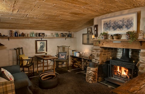 Quirky cosy bothy, tunnel to bed and bath wagons