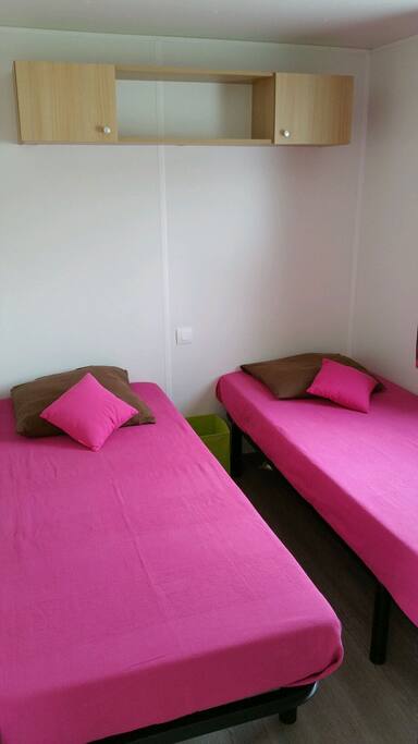 Chambre avec 2 lits d'une personne que l'on peut rapprocher. Fenêtre avec volet roulant