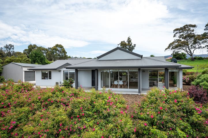 “The Rest Retreat” 3 Bed, 2 Bath – 15 mins to CBD.