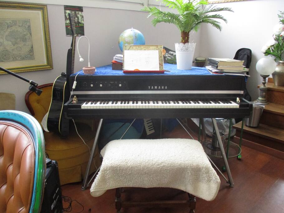Mehrere Gitarren und dieses Piano darf man bei sachgemäßem Umgang auch mitbenutzen