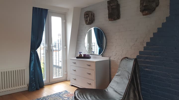 Lulu’s Loft (Large Bedroom W/private Bathroom) - London