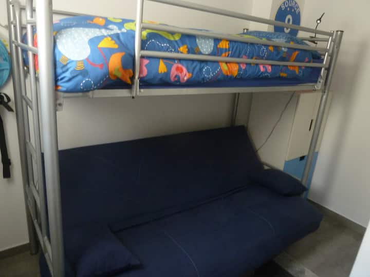 双层床，下层床可转换为沙发。