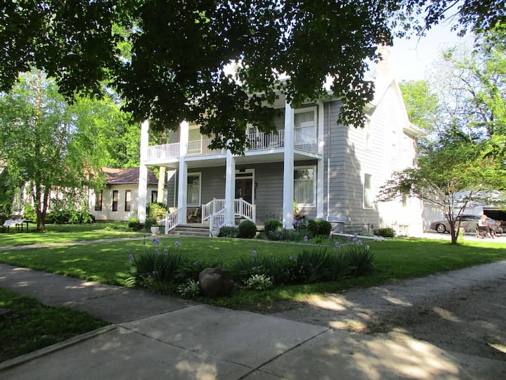 The Delphinium Guest room 3 in majestic 1900 B&B Bed and breakfasts