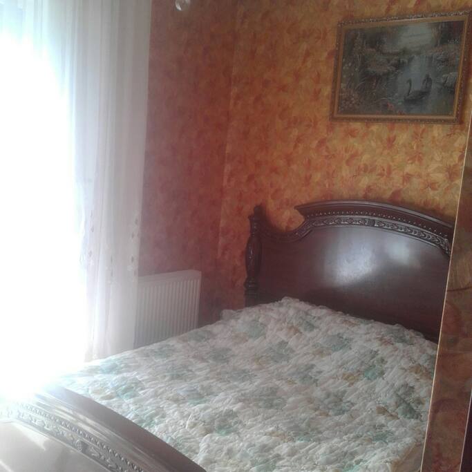 Спальня с большой 2хместной кроватью