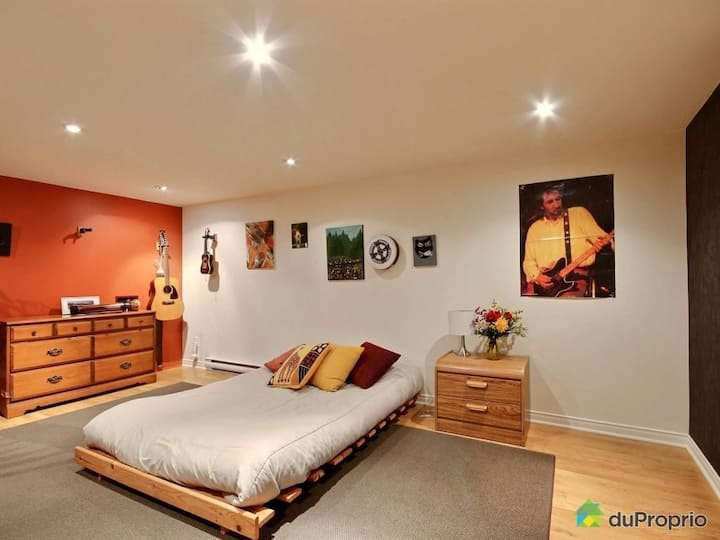 חדר שינה/סטודיו במרתף