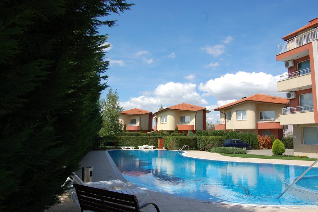 Own yard with big swimming pool.
Собственный двор с большим бассейном.