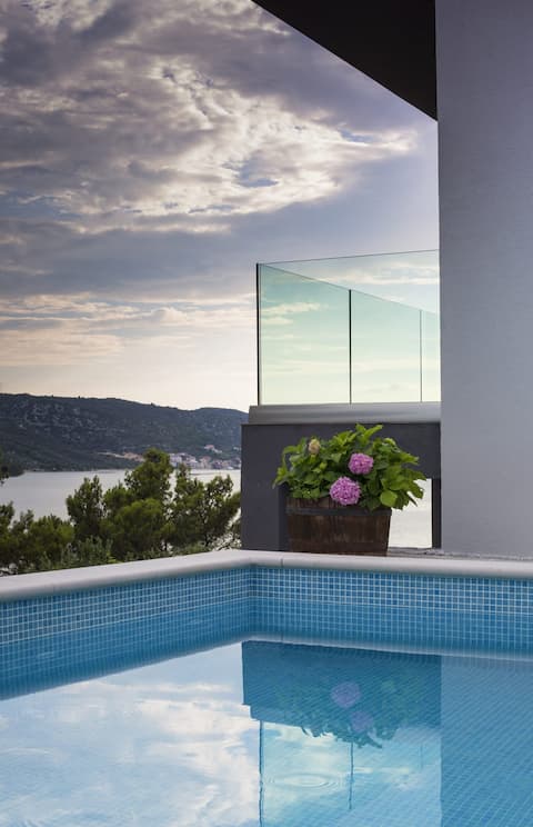 Luxury 4 Stars Villa Regina with pool and sea view