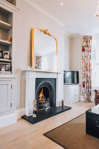 Stunning 4 bed Battersea townhouse gallery image 4