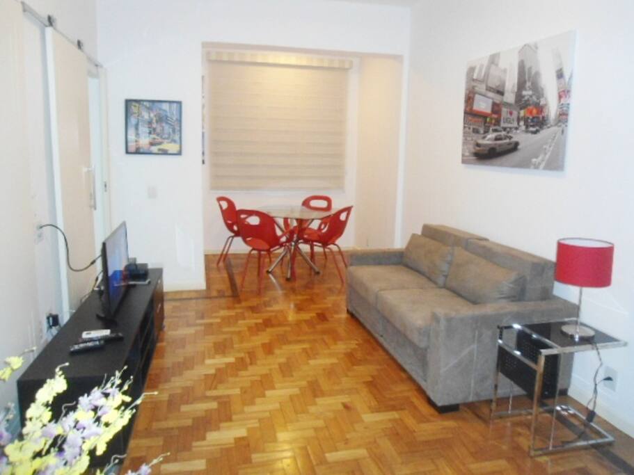 Sala de estar integrada a sala de jantar com split.