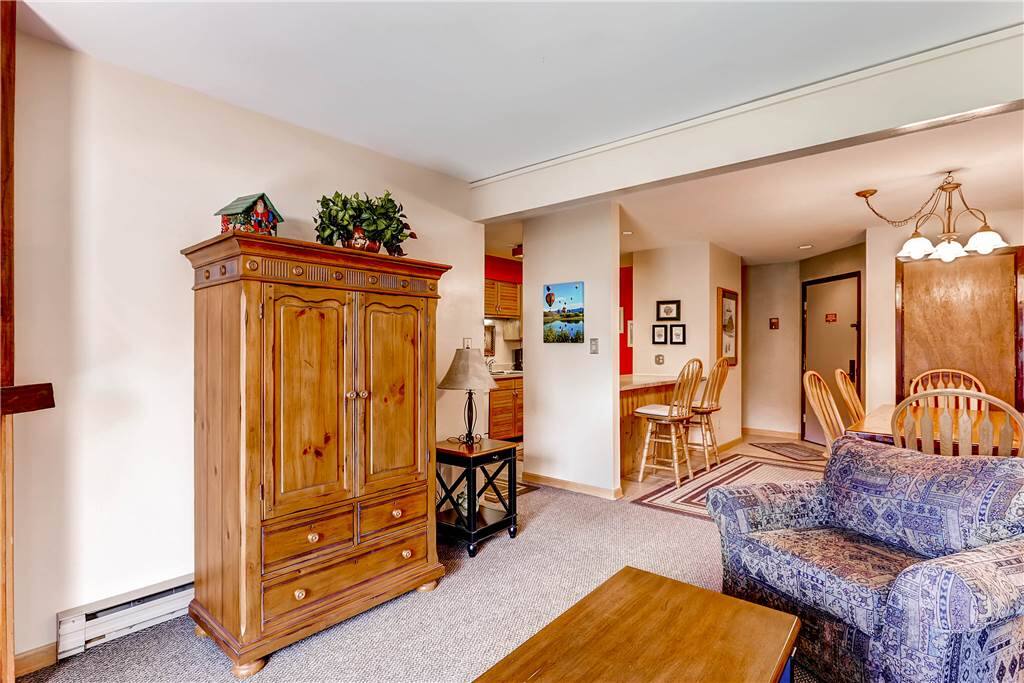 Furniture,Bedroom,Indoors,Room,Cabinet