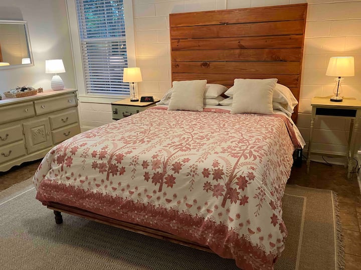 Chumba cha kulala cha Master, kitanda cha malkia.