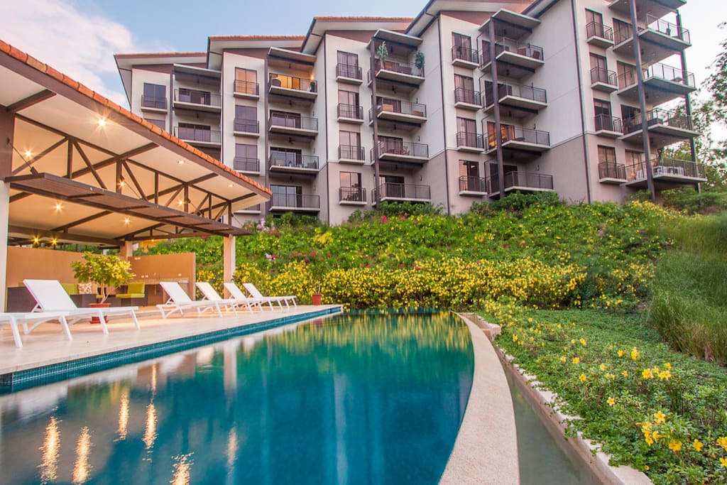 Roble Sabana - infinity pool and lounge/BBQ area for guests