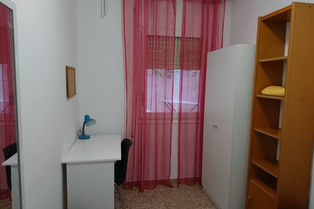 habitacion individual con mesa de trabajo