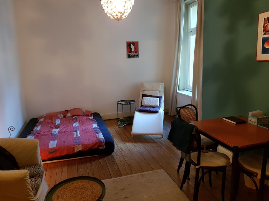 Schlafzimmer: Federkern/Kaltschaum Matratze, Liegestuhl, Beistelltisch
