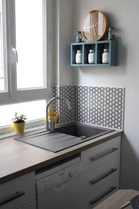 cuisine équipée (lave vaisselle, four, micro onde, cafetière...)