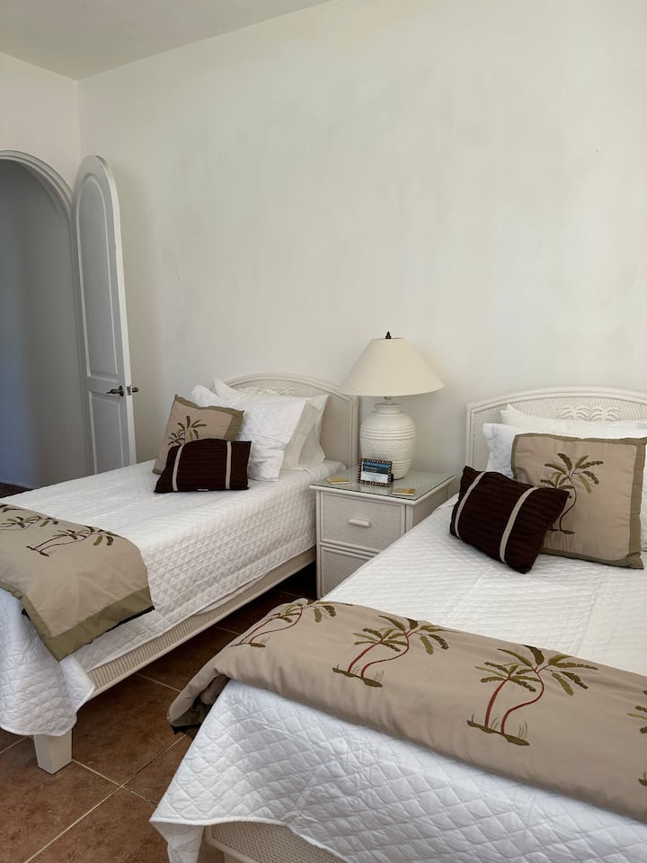 ห้องนอนผู้เข้าพักพร้อมเตียงคู่ 2 หลัง