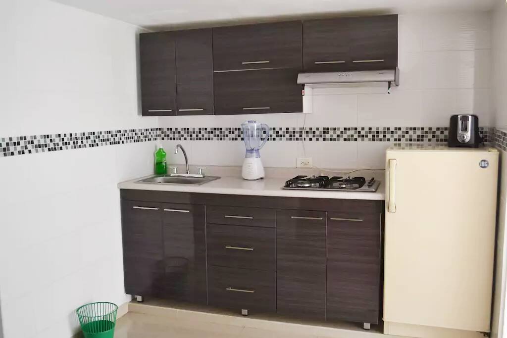 Cocina equipada con los utensilios básicos de cocina.