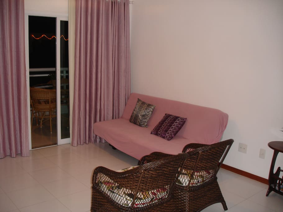 Sala com saída para a varanda, sofá cama para duas pessoas / Living room with exit to the balcony, sofa bed for two persons