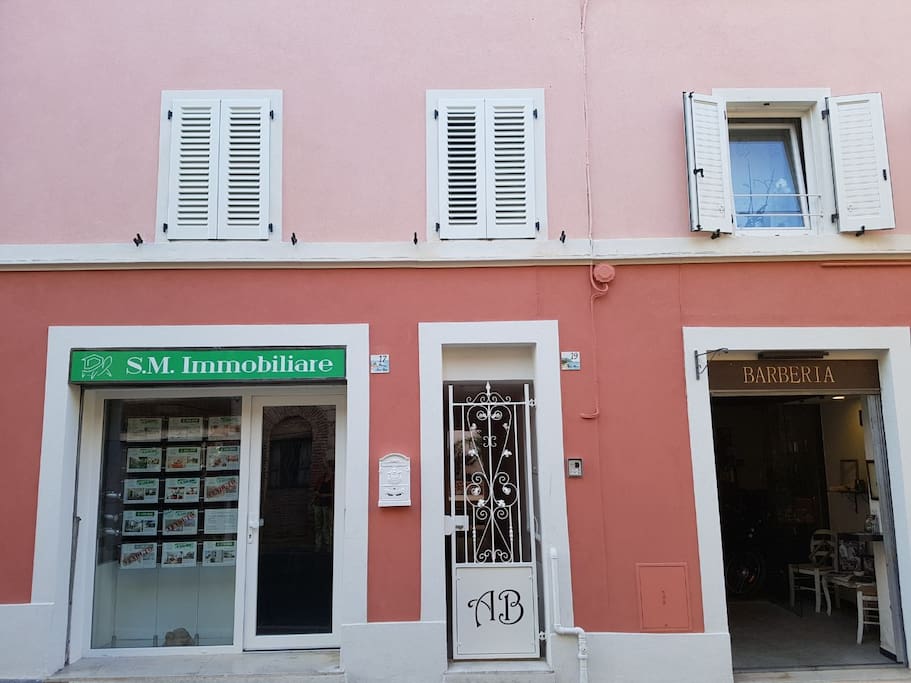via roma 19
casa caterina ingesso e finestre sulla via