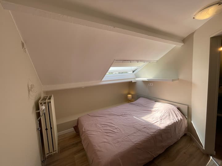 בחדר השינה יש מיטה זוגית (כולל סדינים, שמיכת פוך וכריות). הוא צמוד לחדר הרחצה. ממוקם בחלק האחורי של הבניין, יש לו נוף שליו של אזורי הכפר הסמוכים. 