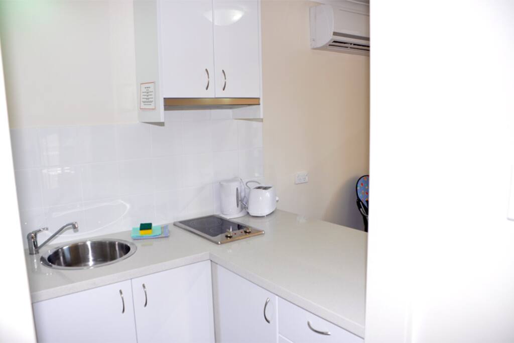 Fully equipped kitchen with stonetop