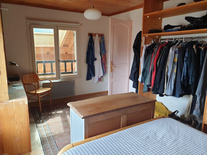 Pink room with windows on the library and view of the forts of Briançon (Fort des tête, Internet and Croix de Bretzgne). The wardrobe and dresser are available for your clothes.